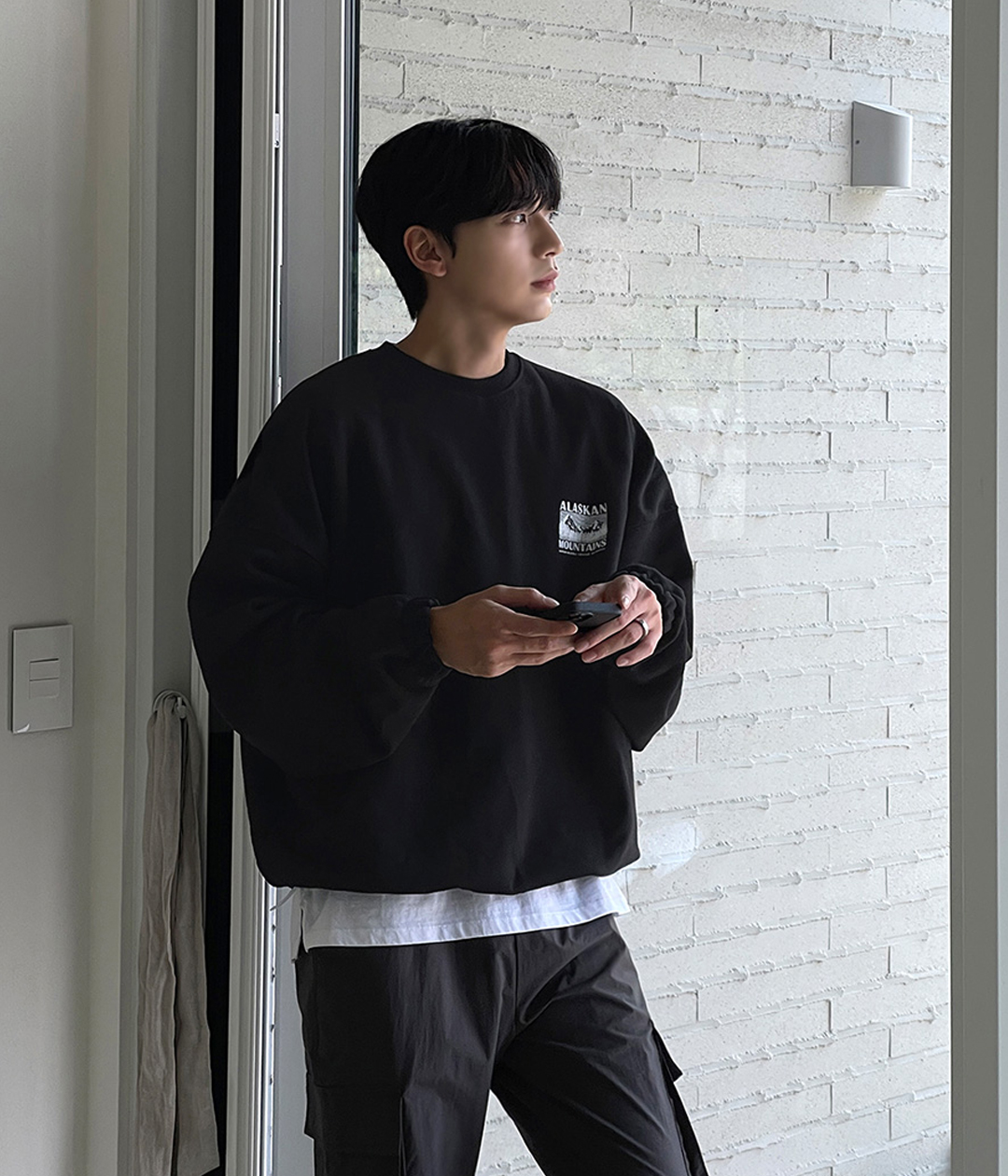 컨피시 포인트 자수 오버핏 레이어드 라운드 검정 맨투맨 티셔츠 3컬러 | 룩핀